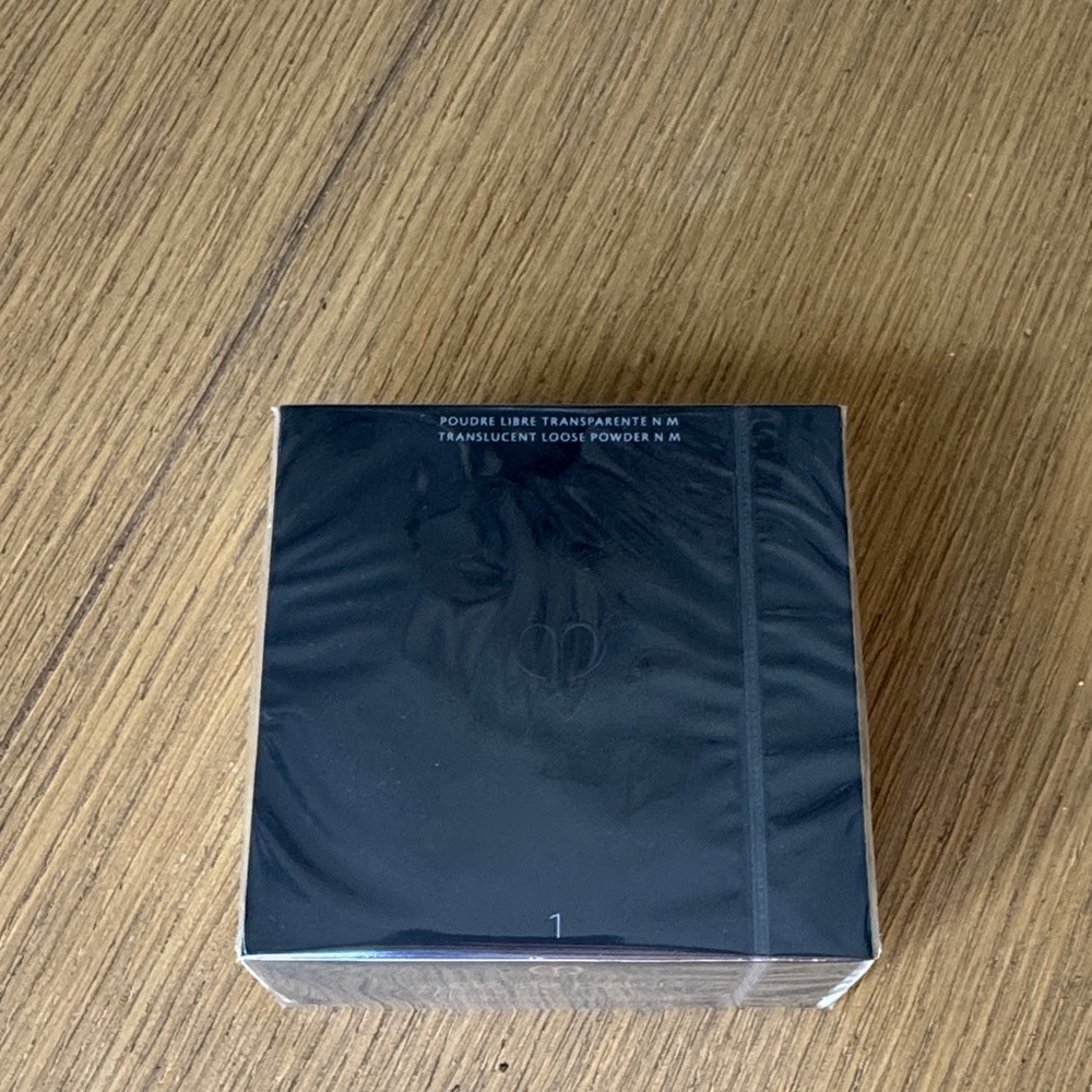 cle de peau Translucent Loose Powder - Black Packaging